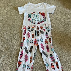 Matching top and pants with feathers 12-18m
